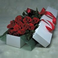 Ankara Ayaş Çankaya Çiçekçi firma ürünümüz çiçekçi sitemizden kutu içerisinde 11 adet gül