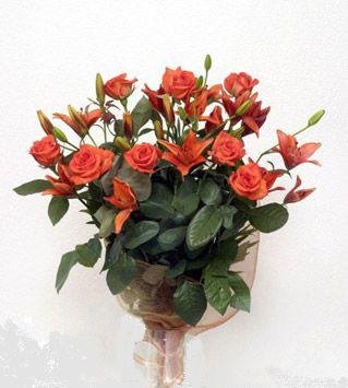 Ankara Ayaş çiçekçilik görsel çiçek modeli firmamızdan 1 dal lilyum ve 7 adet gül buketi